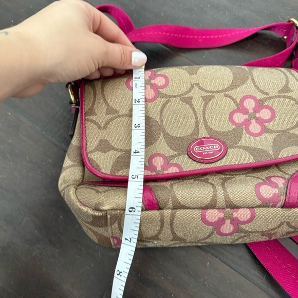 Coach Peyton signature cross body purse - Picture 8 of 8